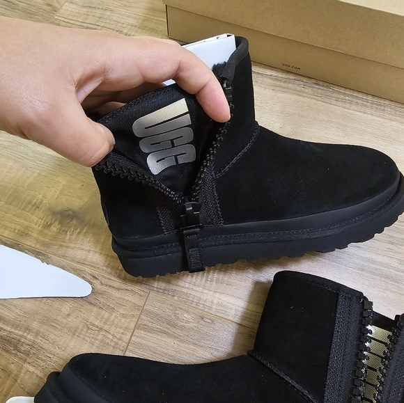 UGG Classic Mini ZipperTape Logo,  size US 8 - Picture 9 of 14